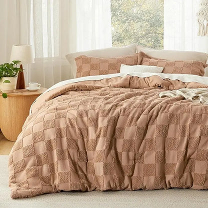 🌸 Bohemian Quilted 3-Piece Bedding Set with a soft, breathable comforter and two matching pillowcases.