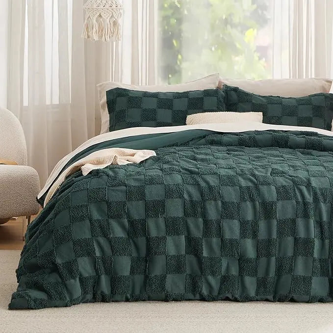 🌸 Bohemian Quilted 3-Piece Bedding Set with a soft, breathable comforter and two matching pillowcases.