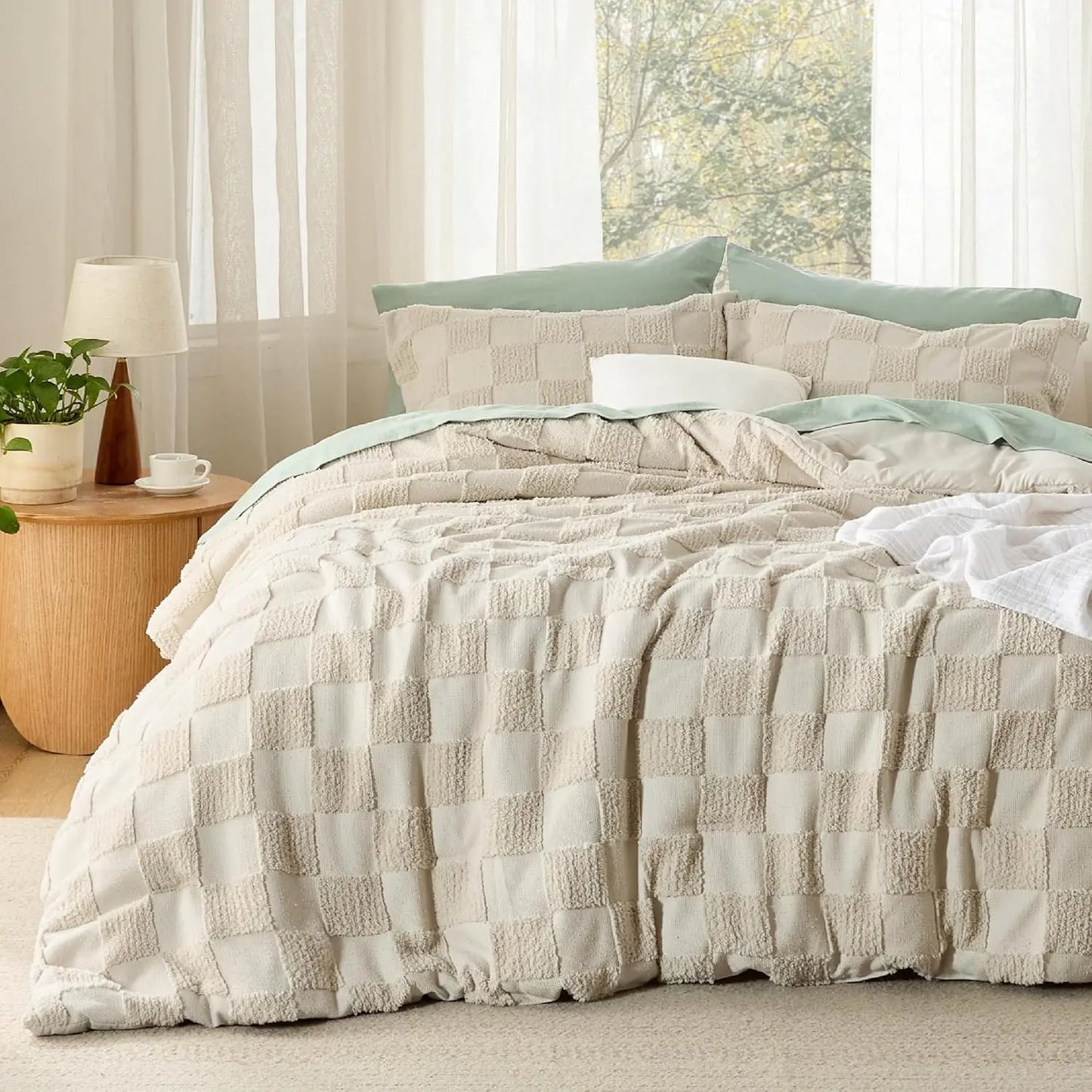 🌸 Bohemian Quilted 3-Piece Bedding Set with a soft, breathable comforter and two matching pillowcases.