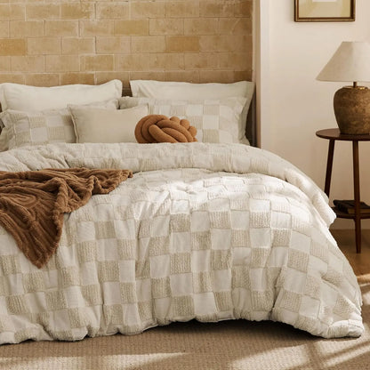 🌸 Bohemian Quilted 3-Piece Bedding Set with a soft, breathable comforter and two matching pillowcases.