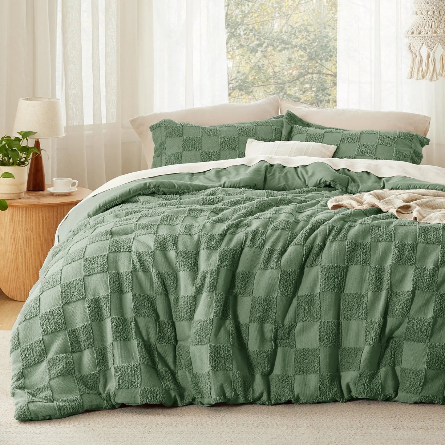 🌸 Bohemian Quilted 3-Piece Bedding Set with a soft, breathable comforter and two matching pillowcases.