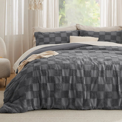 🌸 Bohemian Quilted 3-Piece Bedding Set with a soft, breathable comforter and two matching pillowcases.
