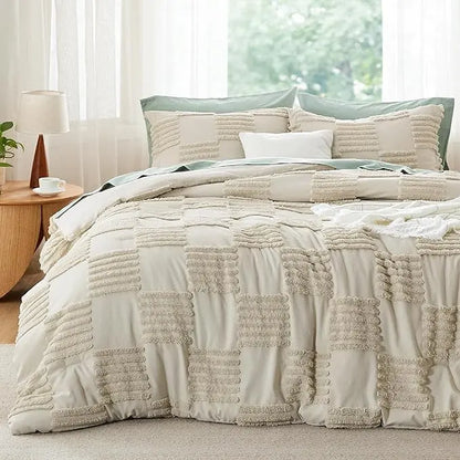 🌸 Bohemian Quilted 3-Piece Bedding Set with a soft, breathable comforter and two matching pillowcases.