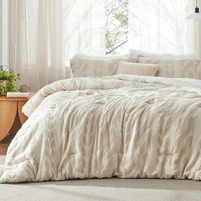 🌸 Bohemian Quilted 3-Piece Bedding Set with a soft, breathable comforter and two matching pillowcases.