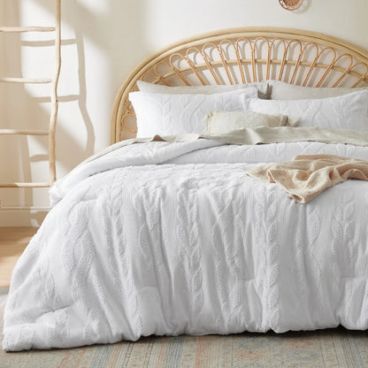 🌸 Bohemian Quilted 3-Piece Bedding Set with a soft, breathable comforter and two matching pillowcases.