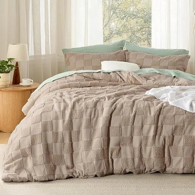 🌸 Bohemian Quilted 3-Piece Bedding Set with a soft, breathable comforter and two matching pillowcases.