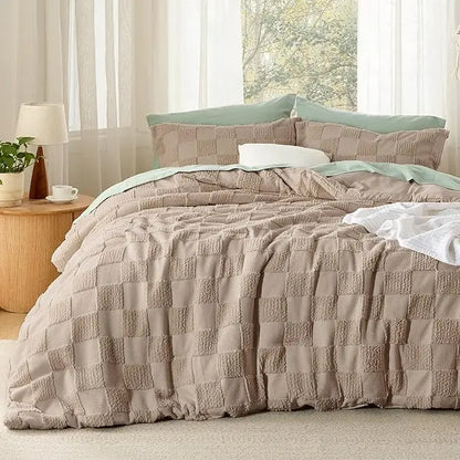 🌸 Bohemian Quilted 3-Piece Bedding Set with a soft, breathable comforter and two matching pillowcases.